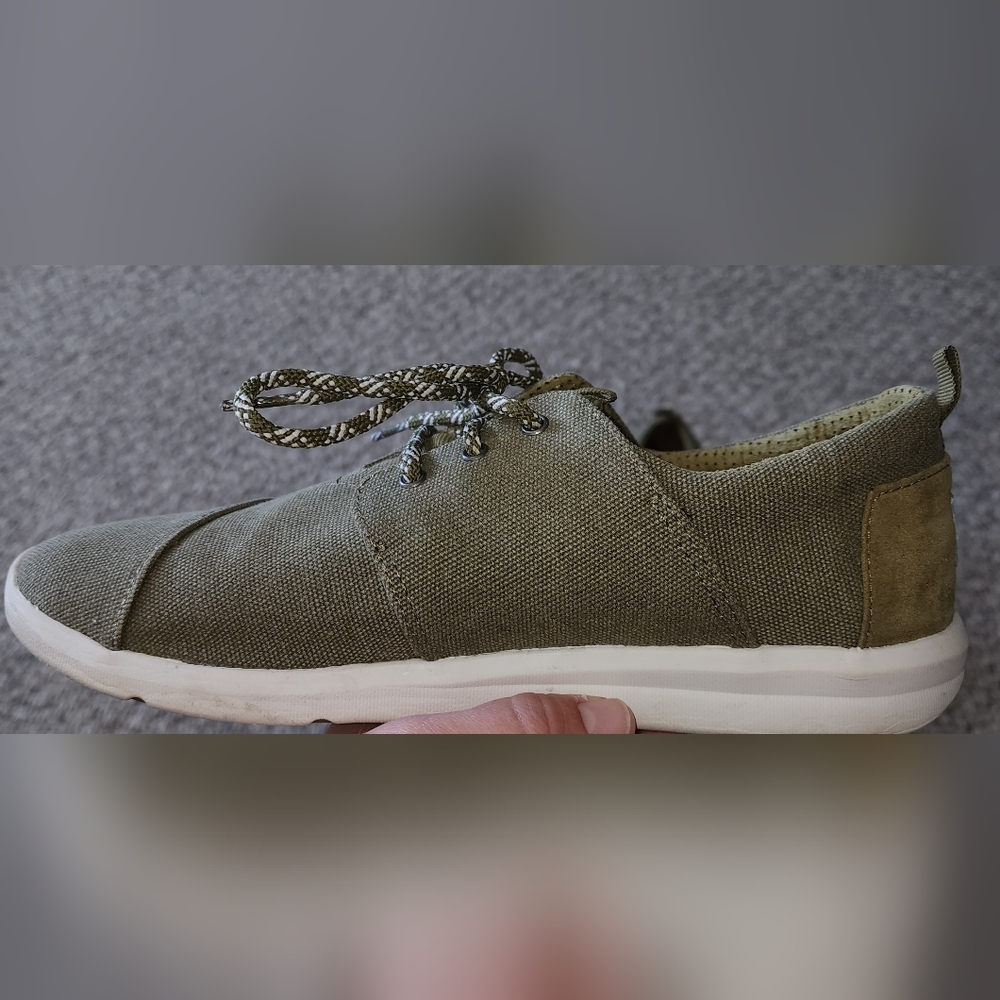 Womens size 10 TOMS Del Ray Olive Washed lace up shoe